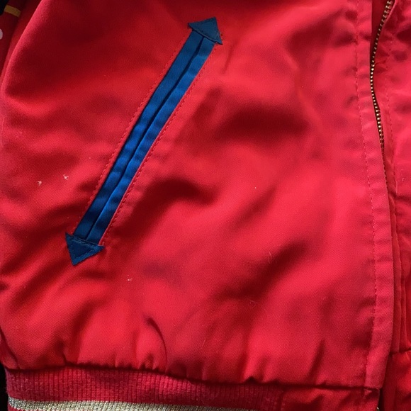 Kids size 4 captain marvel jacket (see pictures)    (4) - Picture 7 of 8